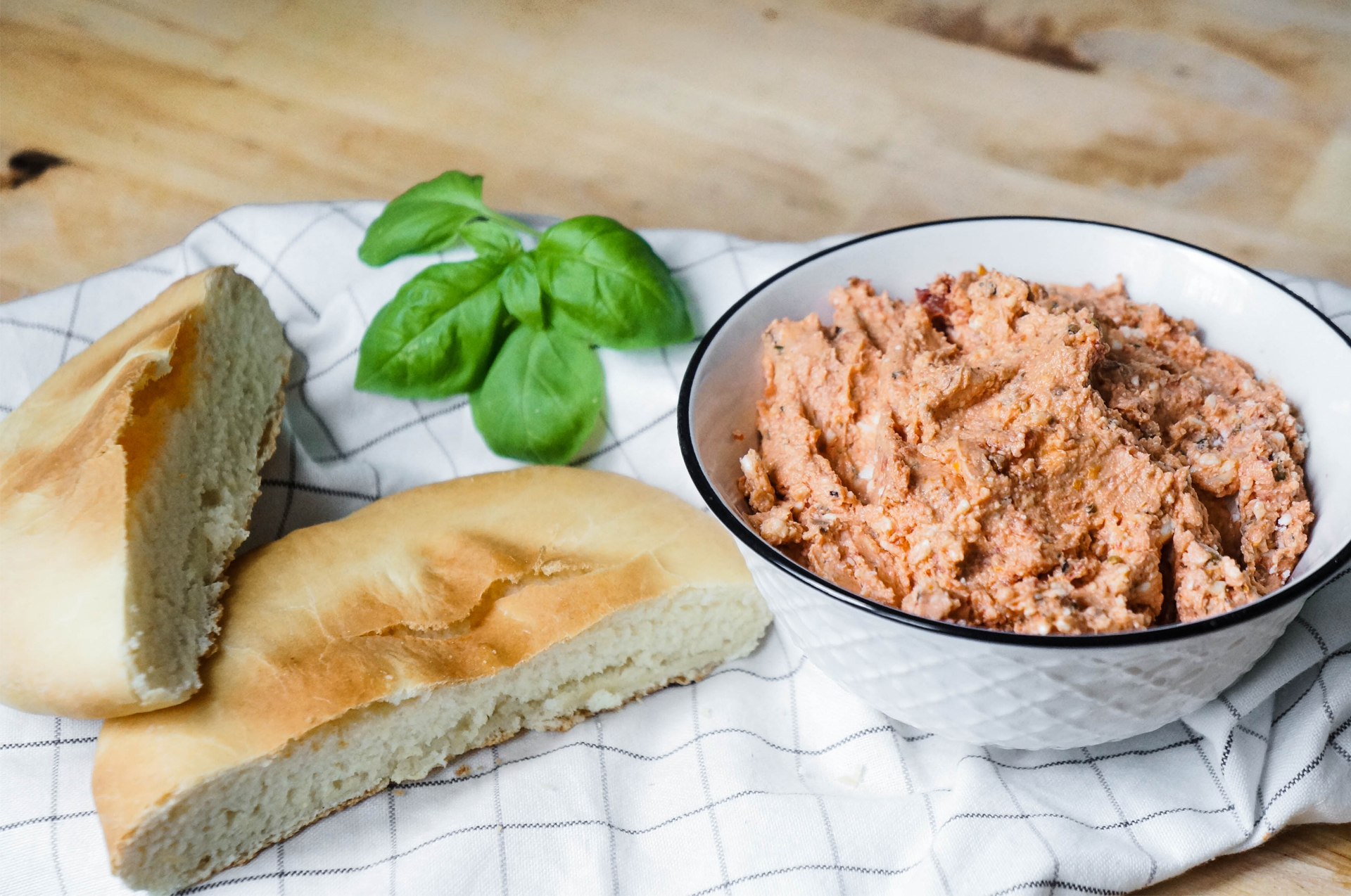 Tomatencreme und Naan Brot